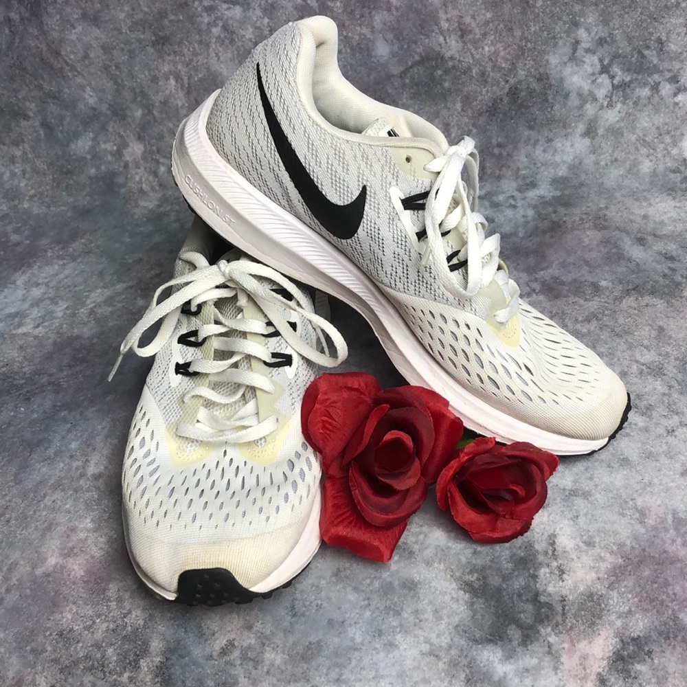 Nike zoom winflo 4 athletic shoes in white